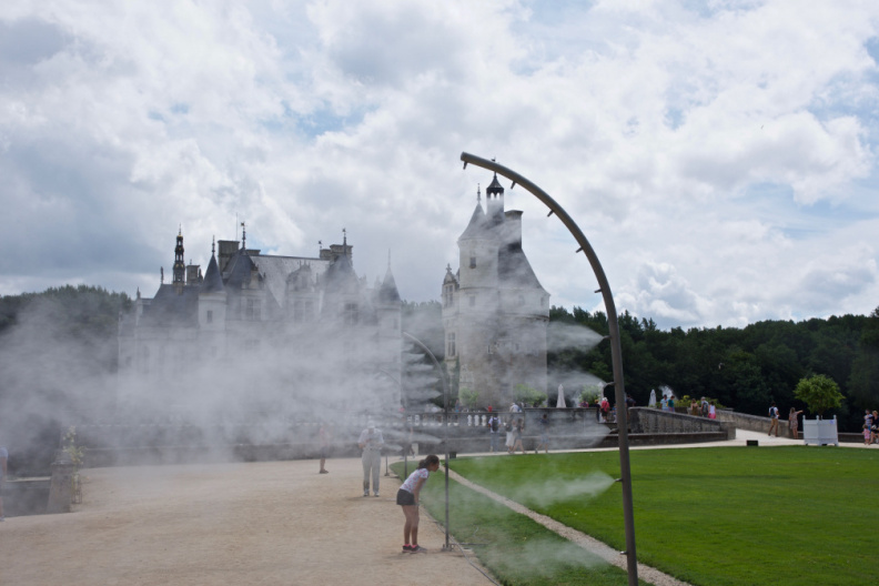 Cooling down the tourists at Château de Chenonceau
