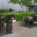The most interesting thing about this statue of merchants in old Singapore... 